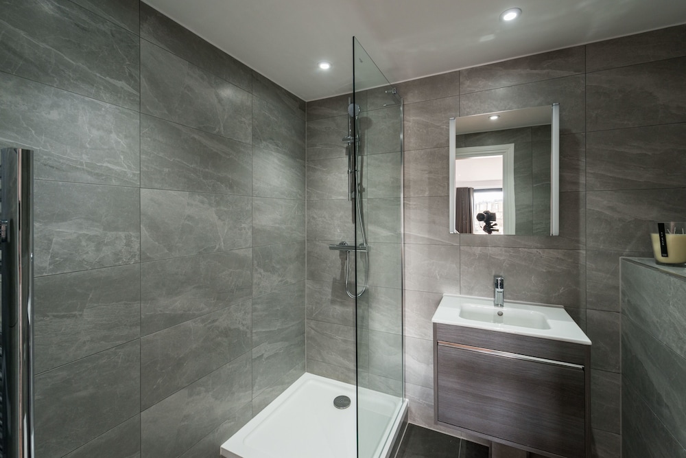 The Carlyle - Elegant Serviced Apartments