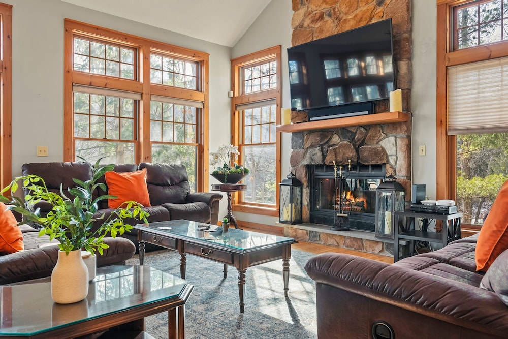Mountain Escape With Game Room Balcony Stunning Views in the Poconos Christina