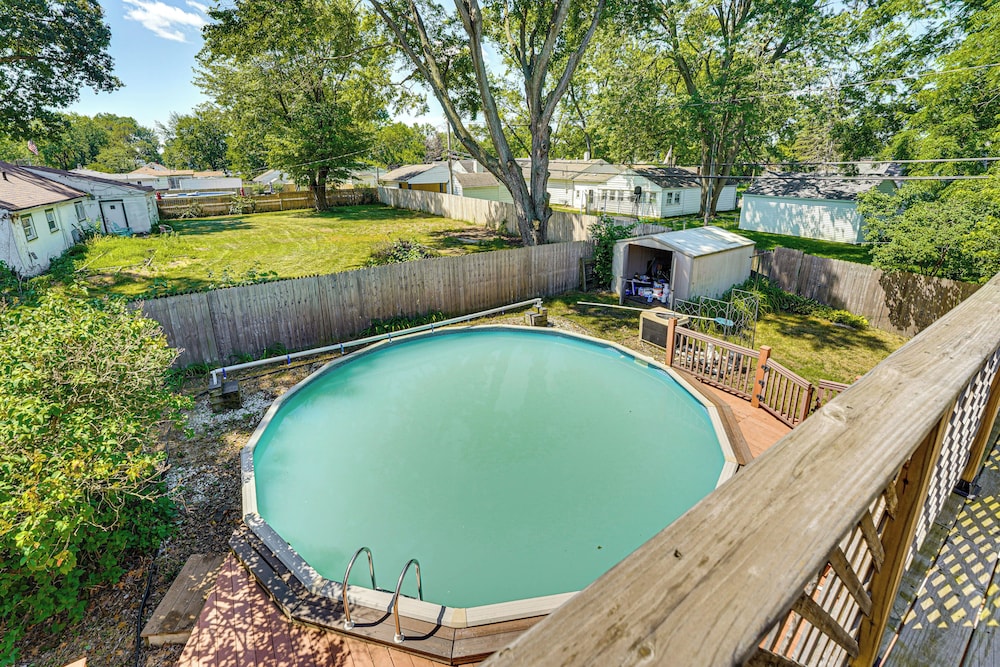 Private Pool & Yard: Pet-friendly Home in Toledo