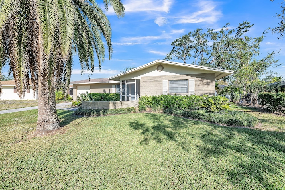 Beautiful Pool Home Near Siesta Key Beach 2 Bedroom Home