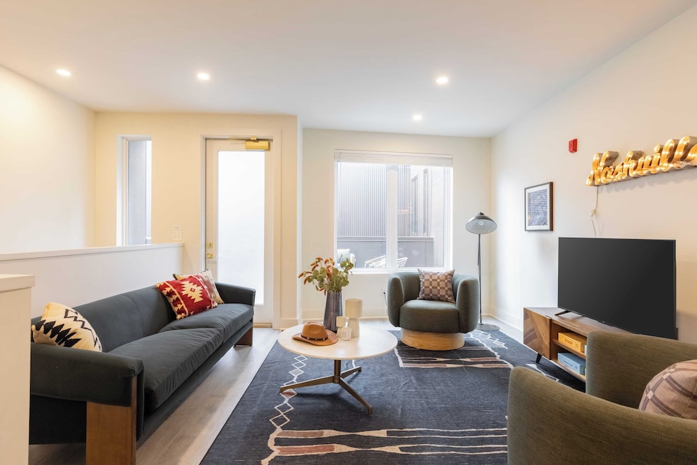 Sleeps 28 2 Units Near DT Nashville Outrider by Avantstay