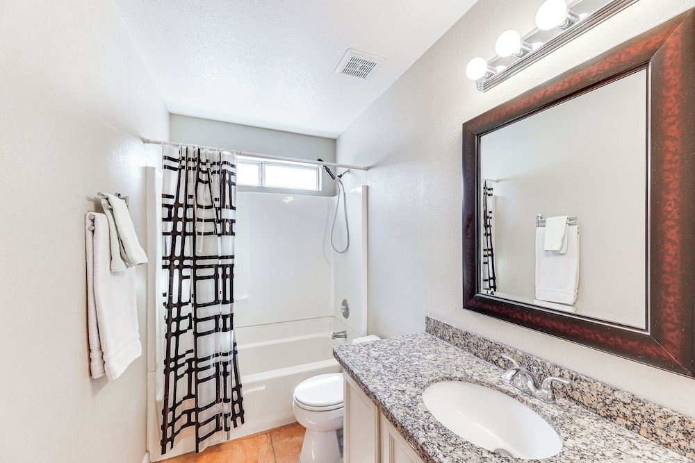 Gilbert Family Home: Games, Private Pool & Patio!