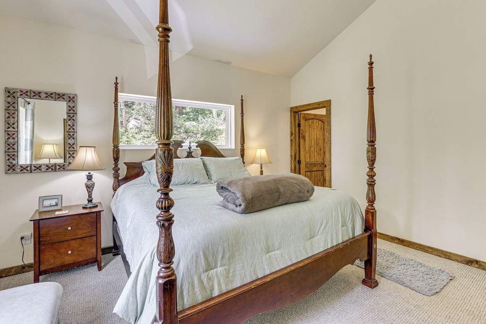 Private Hot Tub & Mountain Views: Duplex in Salida