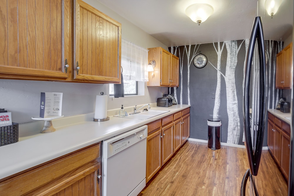 Near Hiking & Fishing: Munds Park Cabin w/ Deck