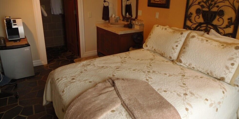 The Collins Inn and Seaside Cottages - Adults Only