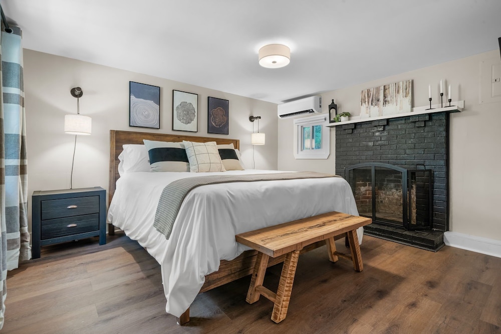 The Aurora Inn & Cottages