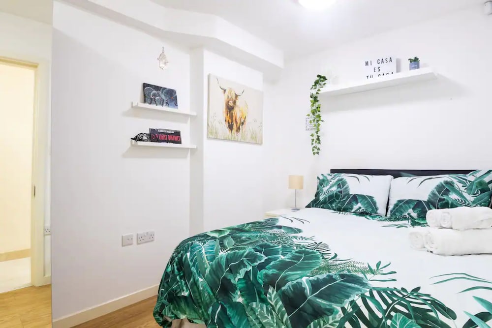 Stylish 2 Bedroom Apartment in the Heart of Shepherds Bush