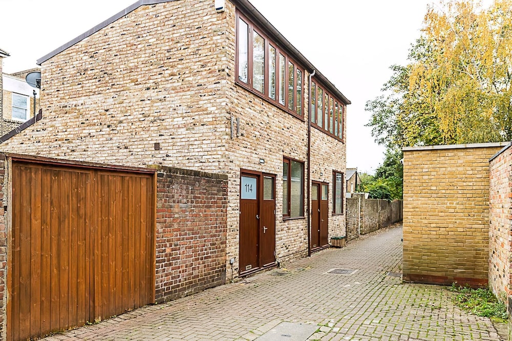 Modern & Airy 2-bed Gem in Trendy Stoke Newington