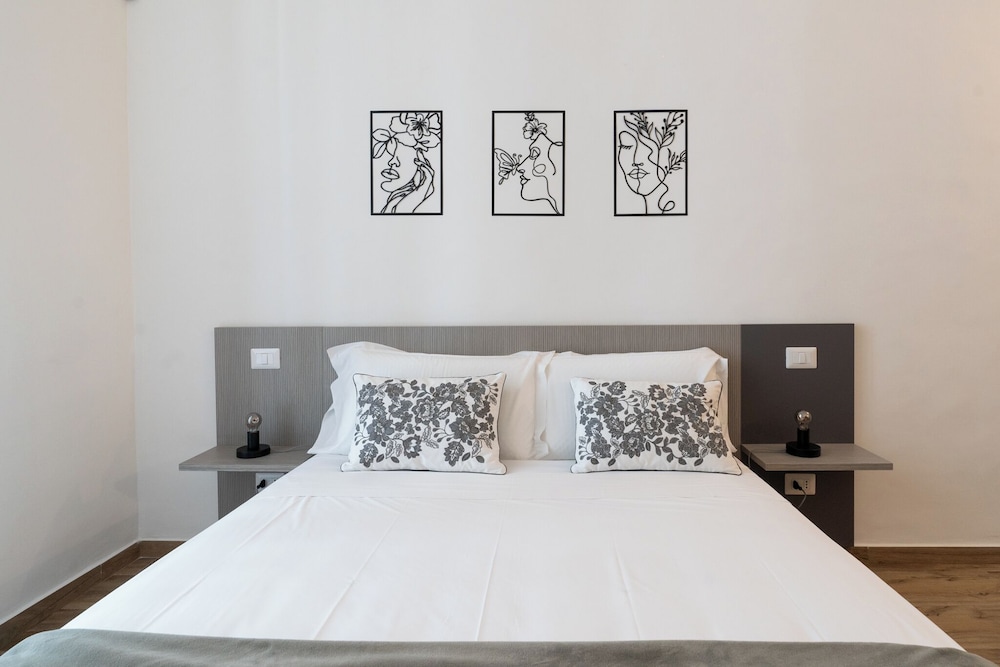 Nicolaus 204 - Brown & Grey Rooms by Wonderful Italy