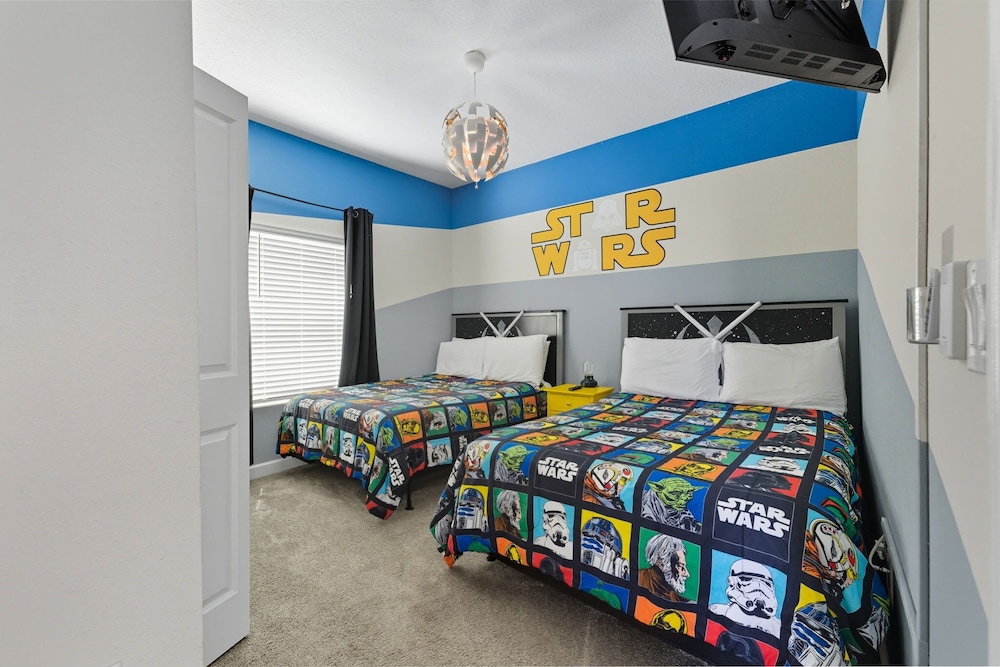 Modern 5BR Retreat Pool Water Park More