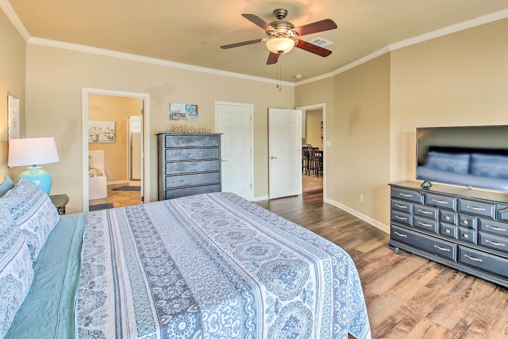 Balcony & Boat Slip: Lakefront Unit in Hot Springs view 4