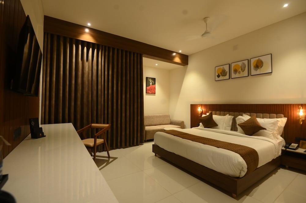 Kings Kraft Tremezzo Inn Somnath view 3