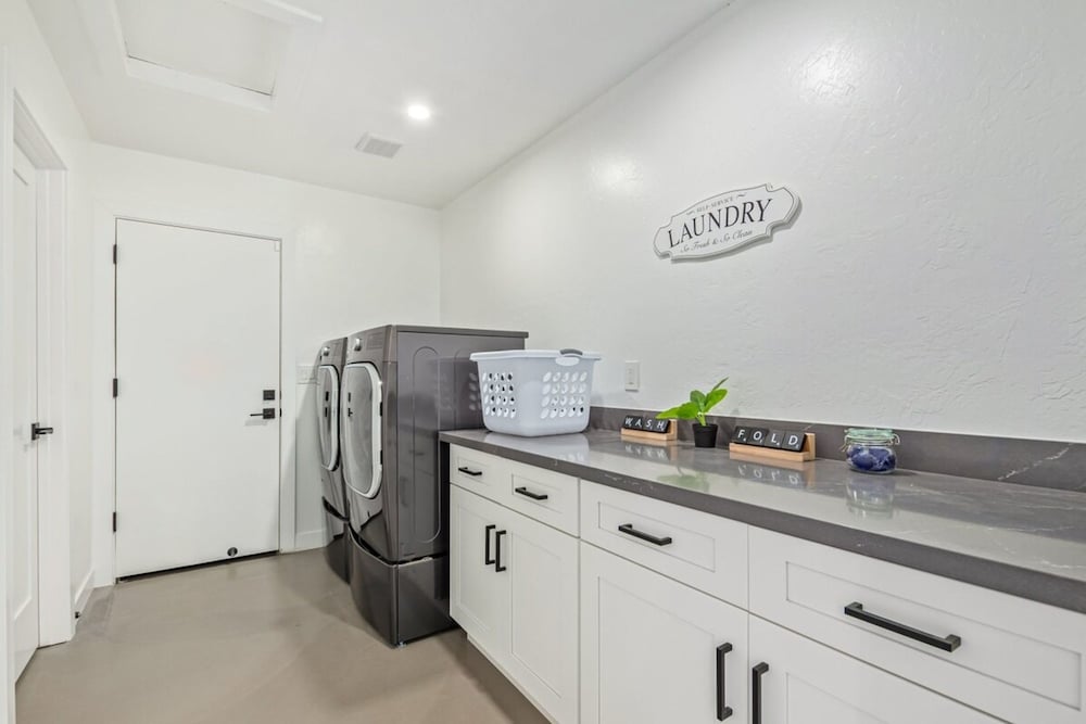 5BR Resort-style Oasis 2 Primary s Cabana Gameroom