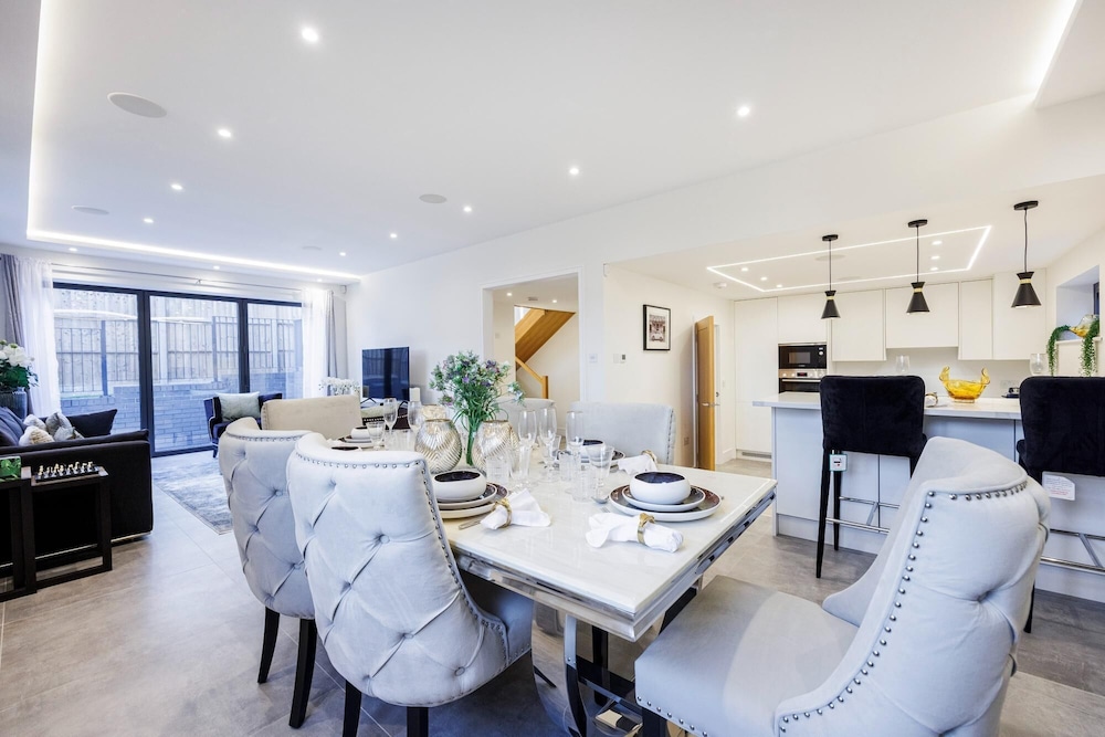 Lovely 4 Bedroom Home In Buckinghamshire view 4