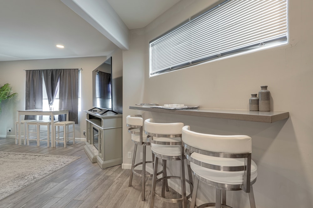 2 Mi to Old Town Scottsdale: Sleek Apartment