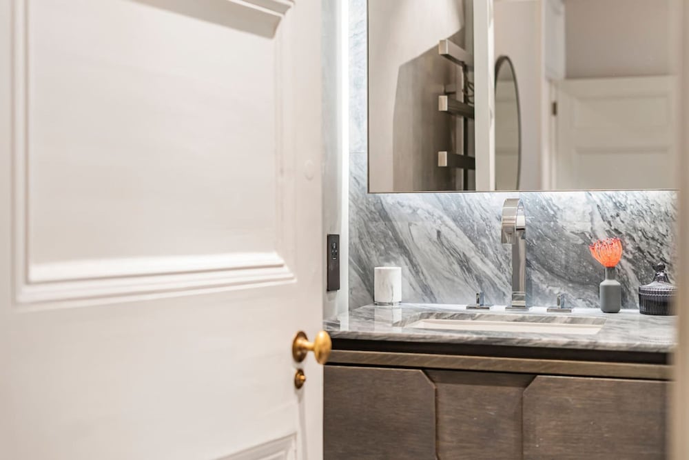 Mayfair Home Private Parking Central AC