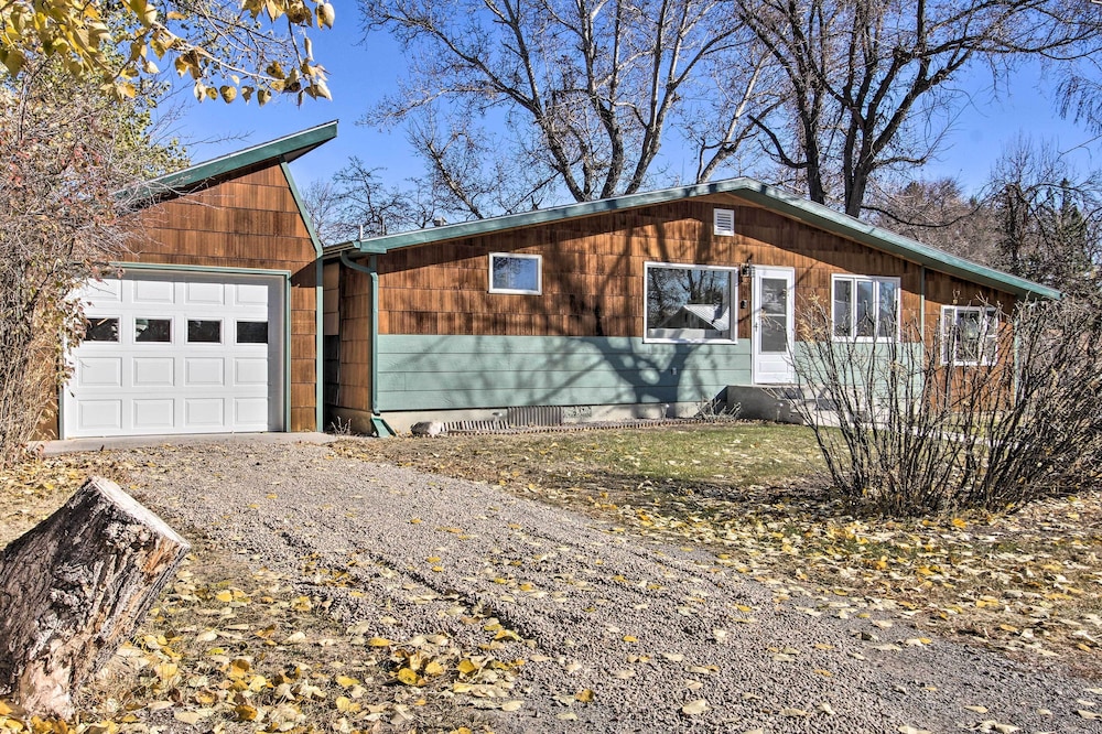 Cozy Choteau Home w/ Fire Pit, Grill, Yard! view 4