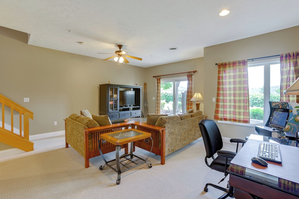 < Half-mi to Lake: Townhome w/ Hot Tub in Mchenry!
