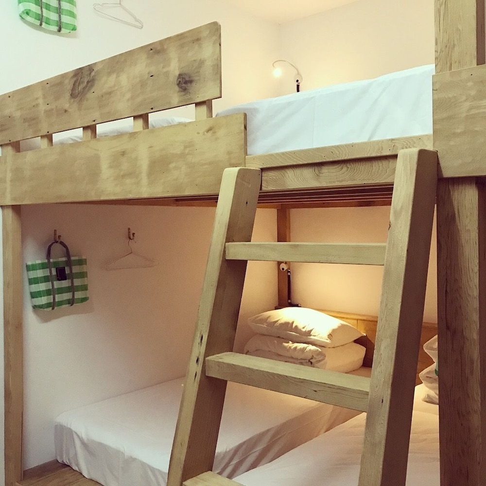 CaoJi Book inn Hostel