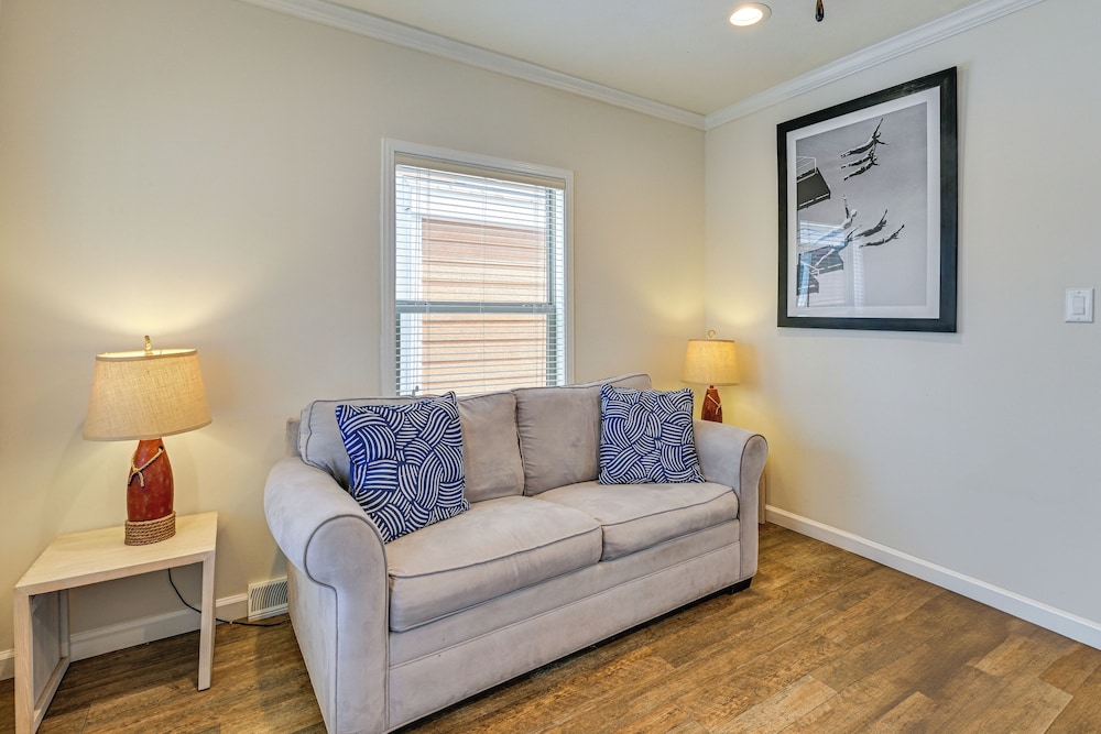 < 1 Mi to Lake Norman Marina: Home w/ Pool Access
