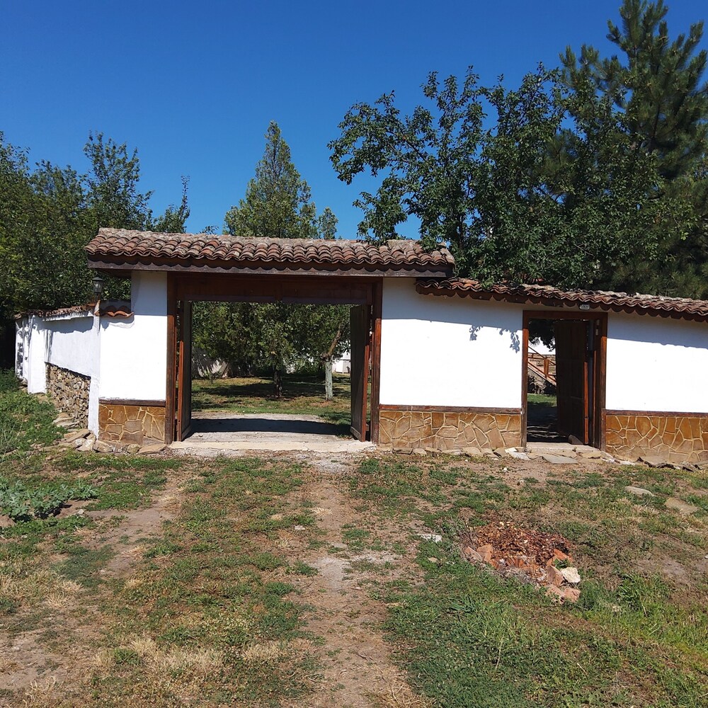 House Sleeps 6-garden-freeparking-bbq-patio-petsok