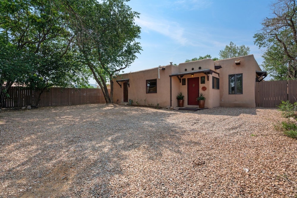 Casa de Lorenzo - Spacious Yard With Hot Tub and Fire Pit