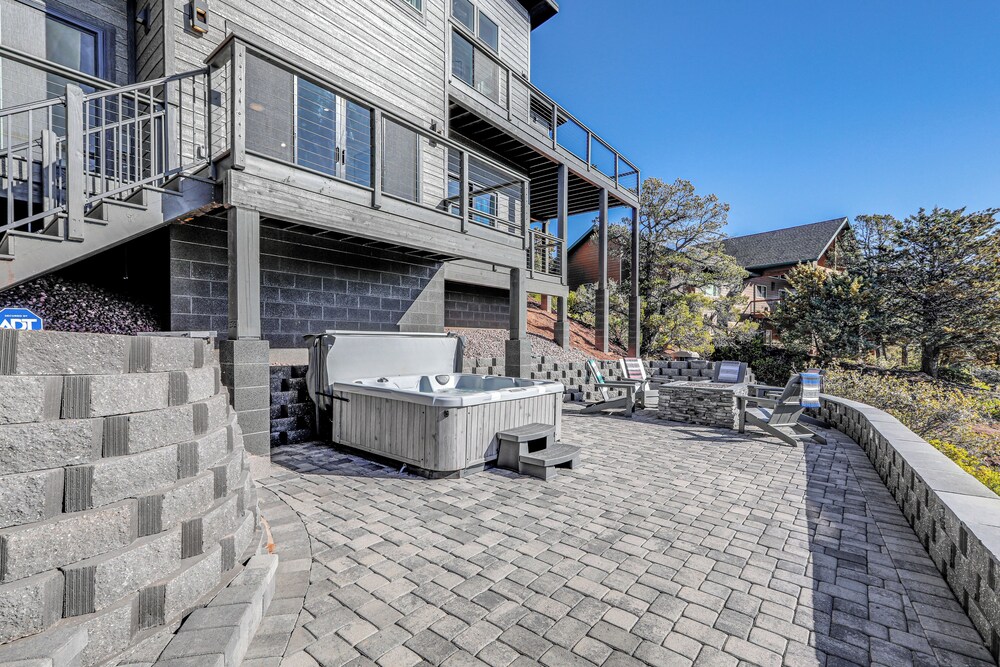 Hot Tub & Panoramic Mtn Views: Pine Retreat!