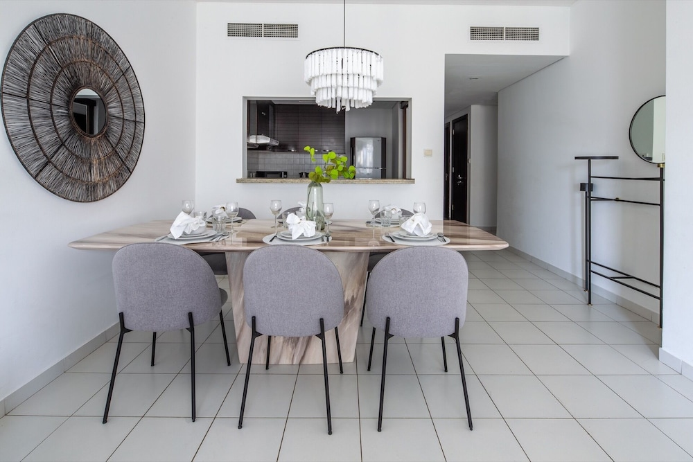 Chic and Stunning 2BR With Dubai Marina Views!