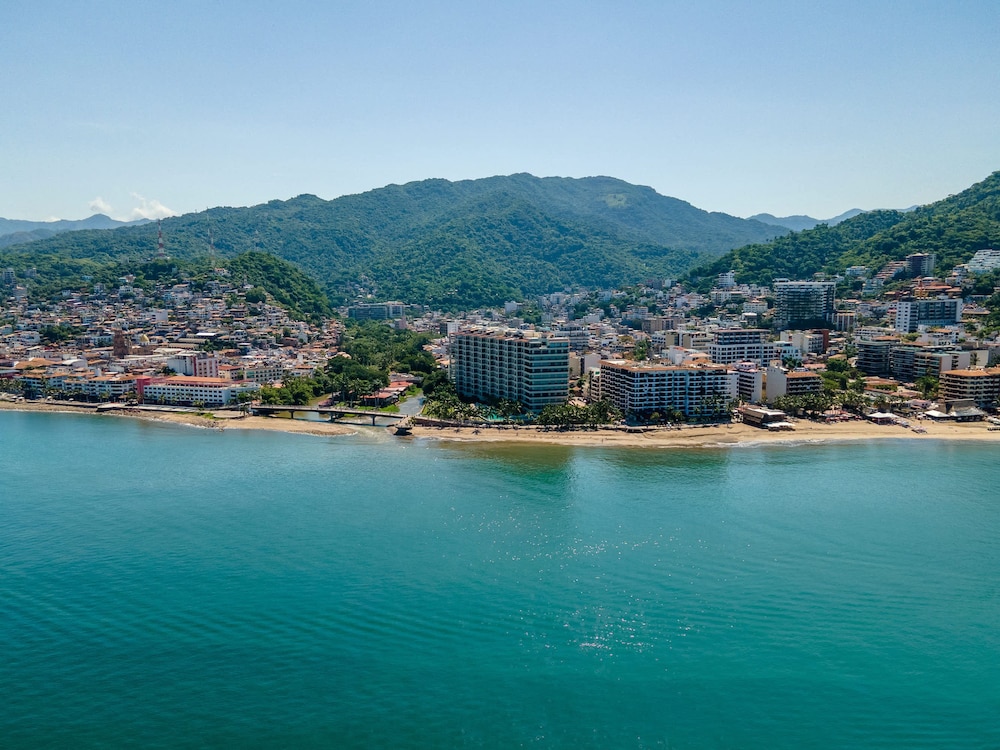 Ocean Front Amazing Views and Location Sleeps 8