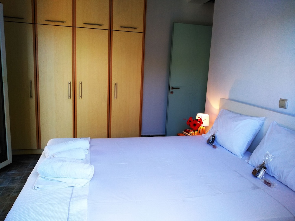 Alekos Beach Houses-Caretta view 2