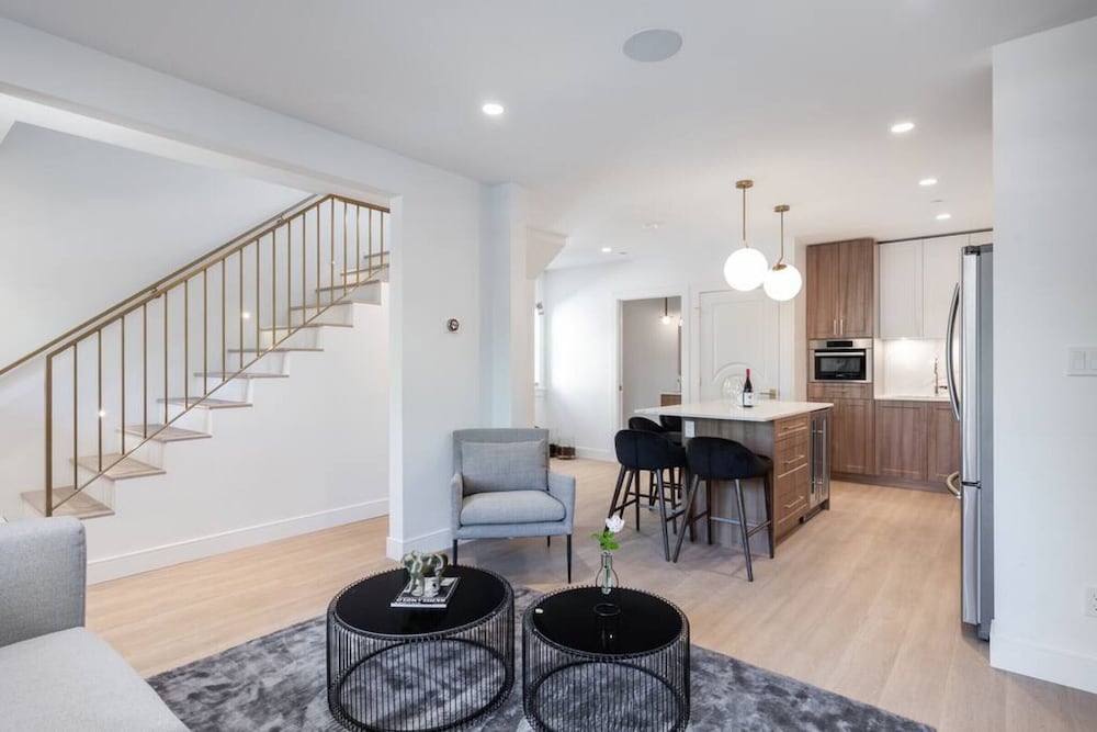 Commercial Drive New 3 Bdrm Home 2 Flex Rooms -5 min to Downtown 22km Seawall