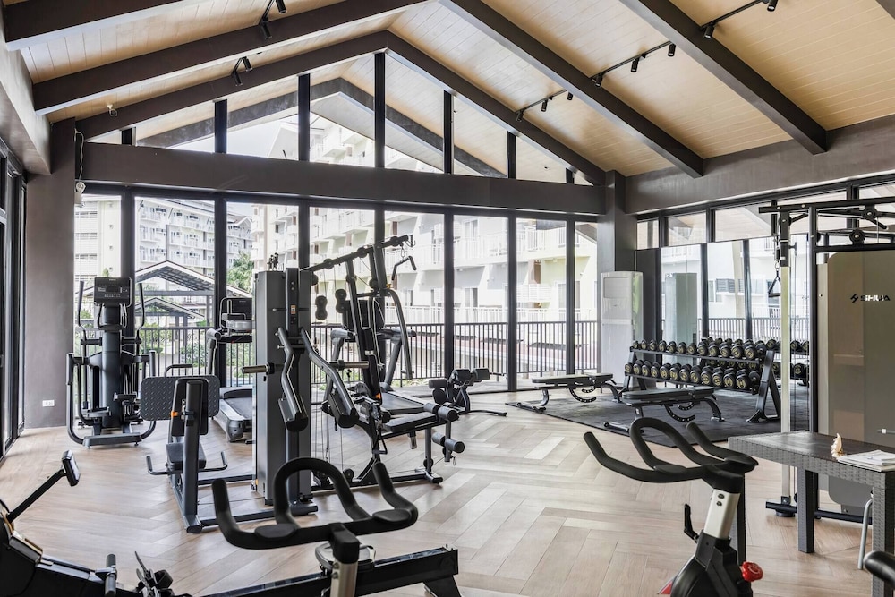 Stylish Condo 3-minutes to Airport, Poolview at Amani Grand Resort Residences