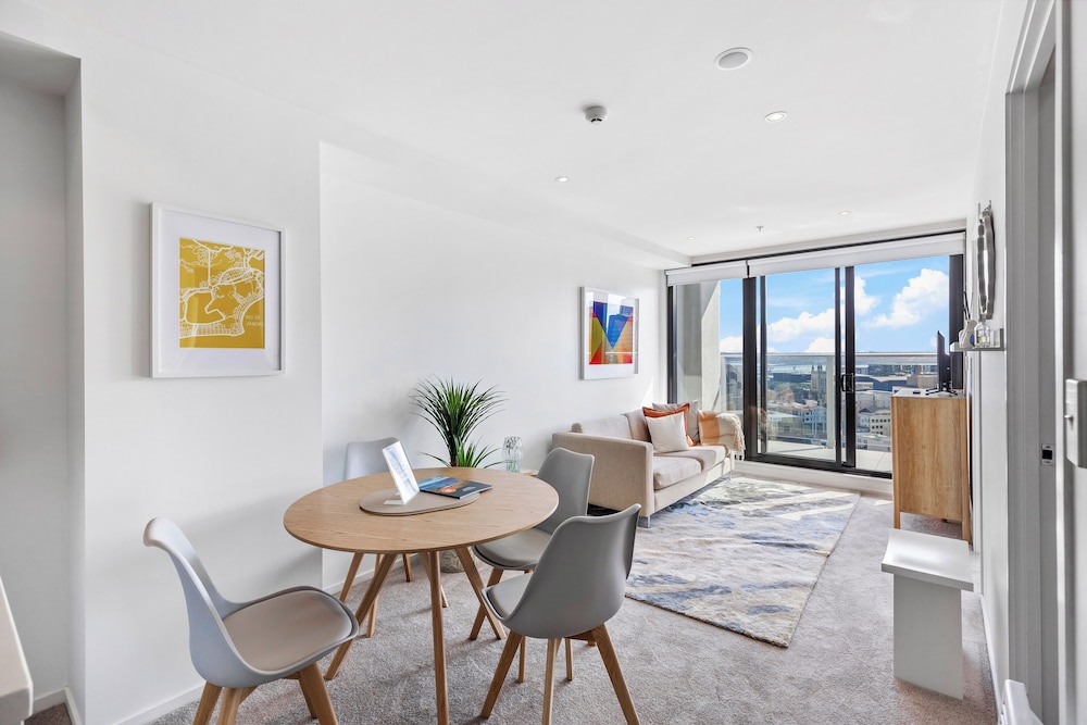 Queen St Stay, Pool,Gym,Tower Views | Zodiak Stays