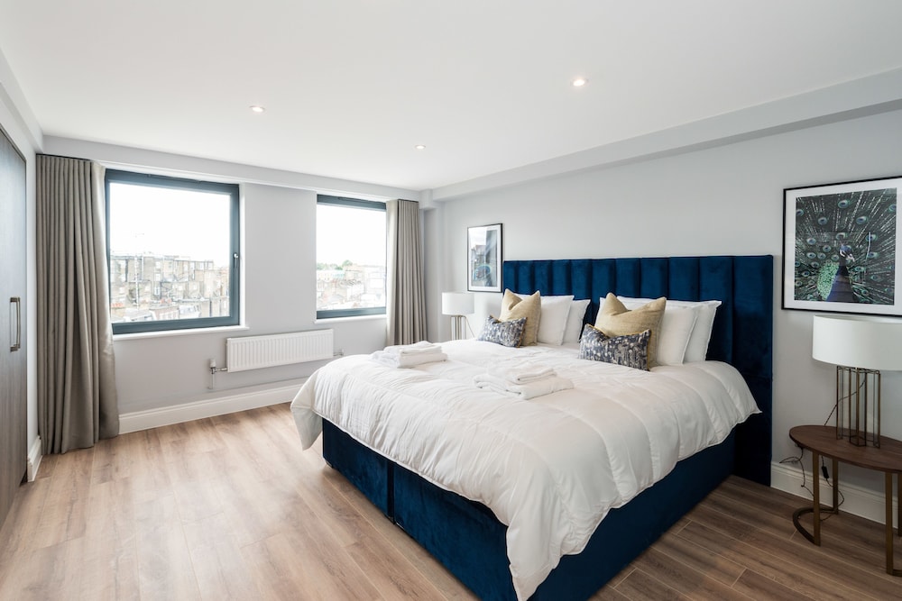 The Carlyle - Elegant Serviced Apartments
