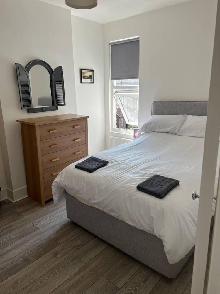 Impeccable 5-bed Apartment in Southend-on-sea view 3