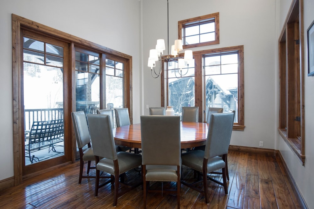 Grand Lodge - Five Bedroom #402 - Ski-in/ski-out 5 Condo