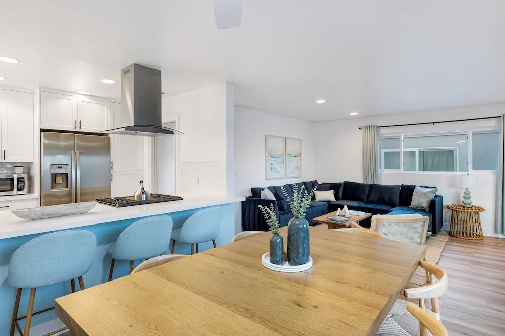 Steps From the Sand/boardwalk Outdoor Dining, Parking, and Patio in Newport