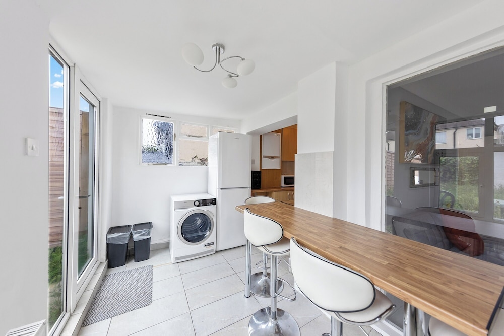 4 Bd House - Sleeps 8 With Garden & Parking
