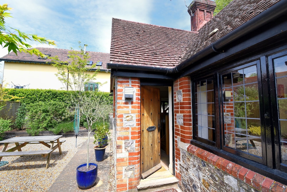 Yard Cottage