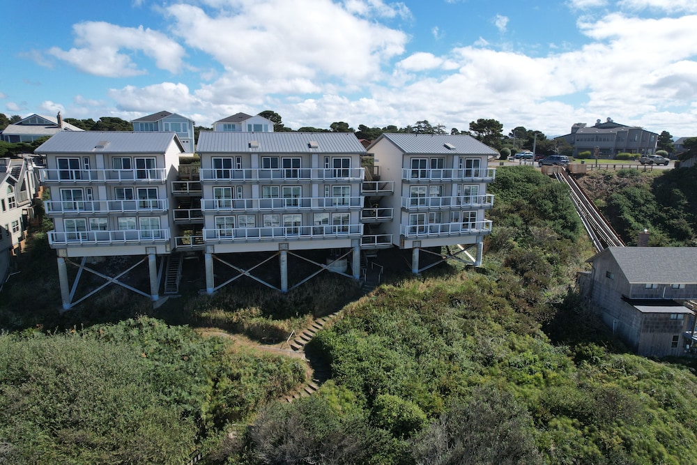 Sunset Oceanfront Lodging