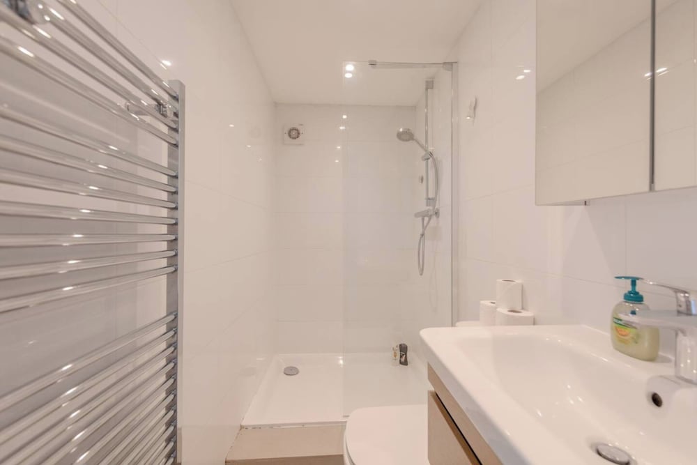 Chic & Contemporary 3BD Flat - Barnes!