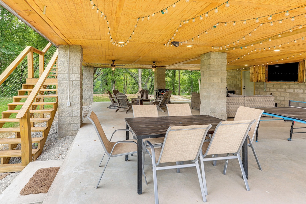 Relax on the River: Modern Mountain View Escape!