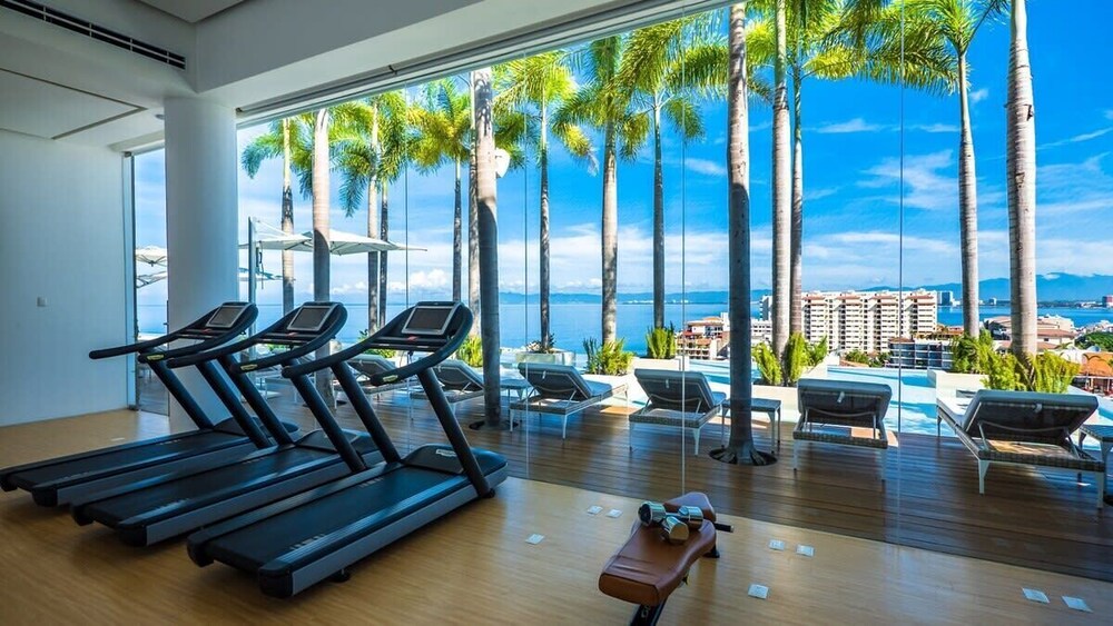 Stylish King-bed Unit - Pool - Ocean View - Gym