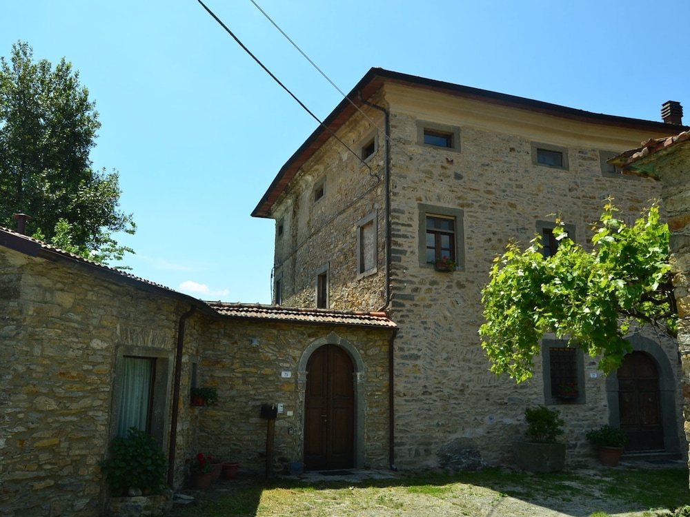Rustic Tuscan Cottage view 4