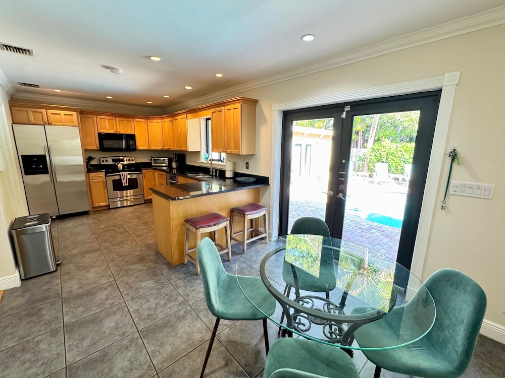 Vidal Manor 4BR Oasis w Pool Cabana- Wilton Dr