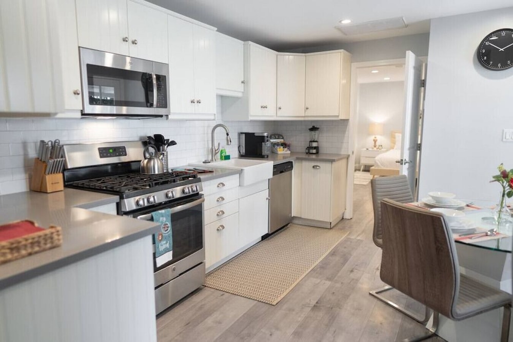 Updated 1BR House in Glendale With Private Fenced Yard p55
