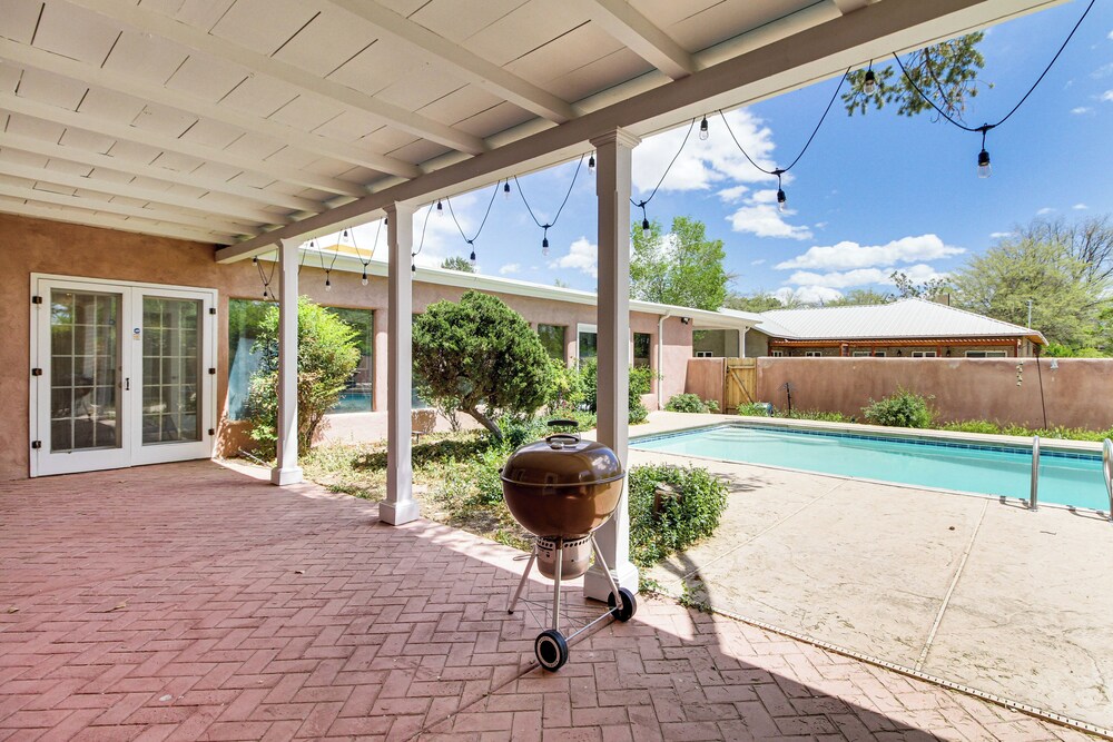 3 Mi to Zoo & Garden: Spacious Albuquerque Home