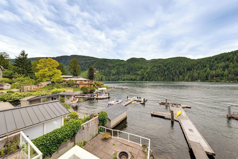 Waterfront Home on Lake Samish w/ Hot Tub & Dock!