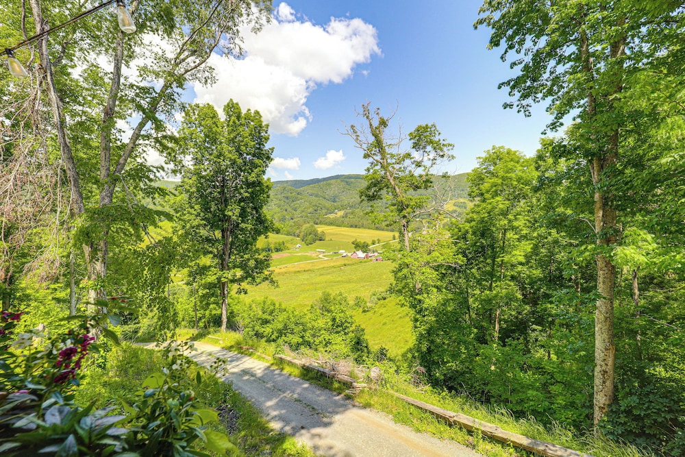 Mtn-view Deck: Scenic Glamping Getaway Near Boone!