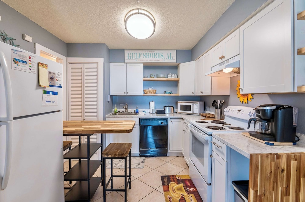 Walk to Beach Pool Sleeps 6!